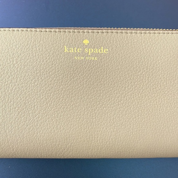 NWOT Kate Spade Wallet with Tassel Zip - Picture 2 of 7